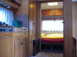 campingwagen-kueche-bett.jpg